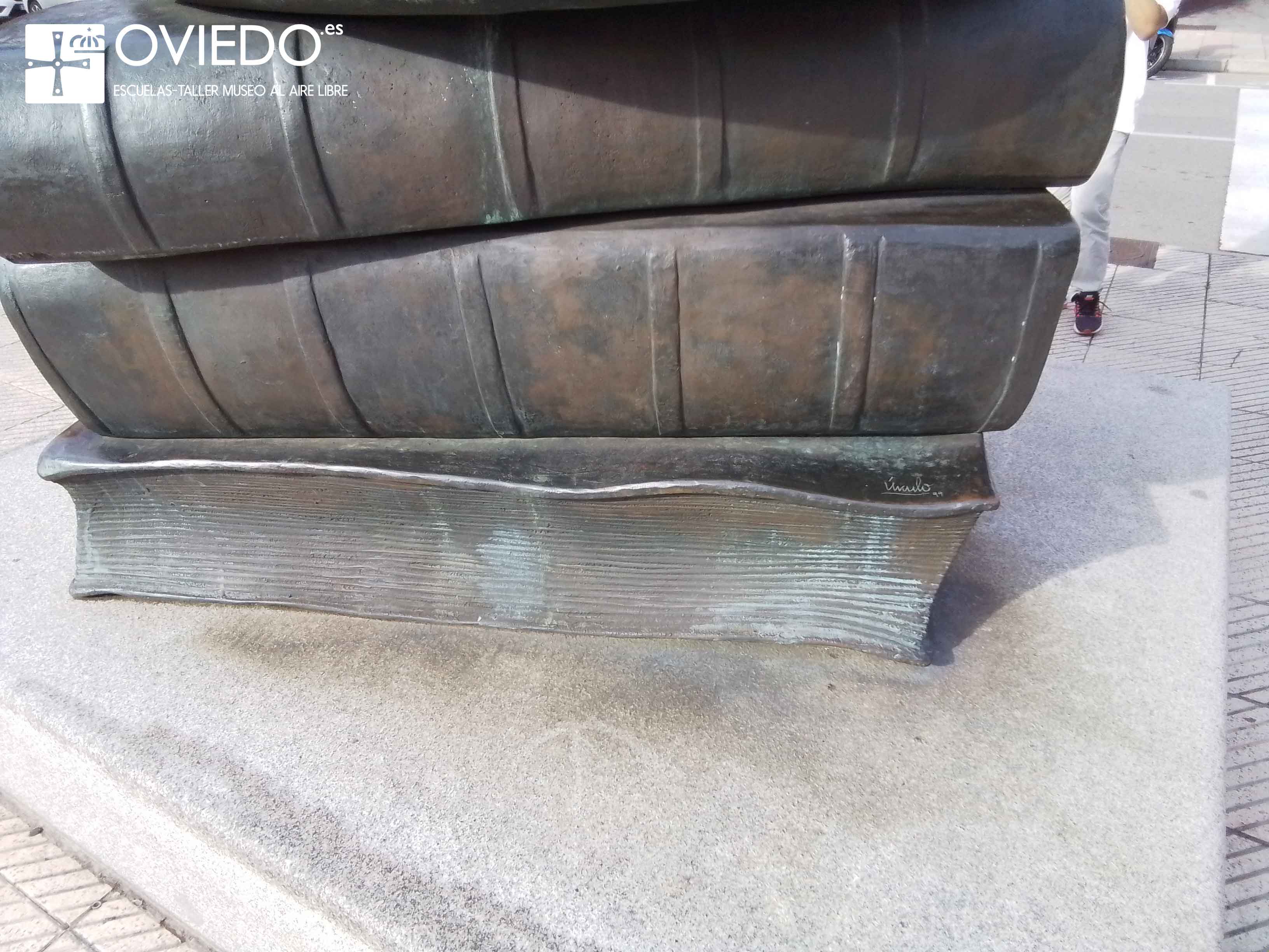Escultura Los libros que nos unen